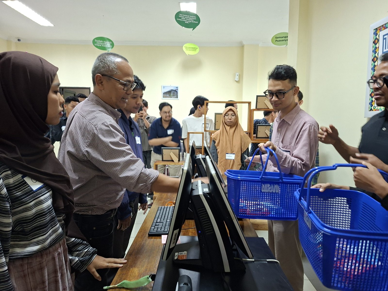 Kegiatan praktik peserta peserta pelatihan crew store, Tangerang, 17 Februari 2026.