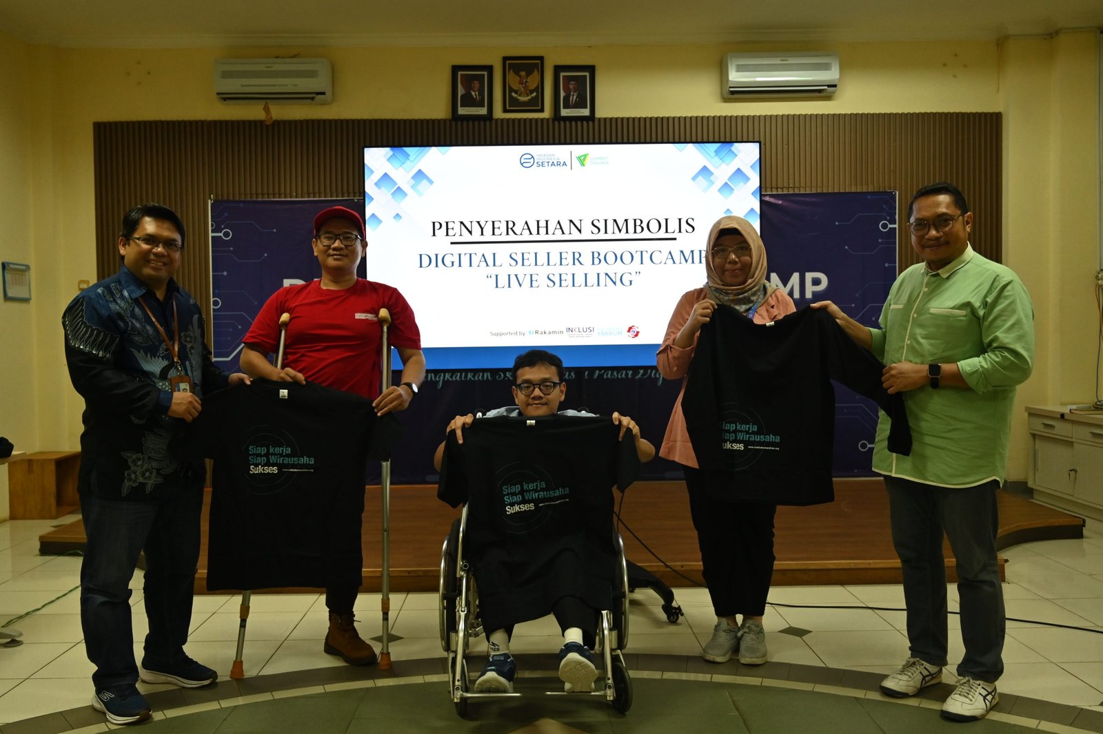 Simbolis penyerahan kaos pelatihan dalam pembukaan pelatihan live selling disabilitas, Tangerang, 27 Januari 2026.