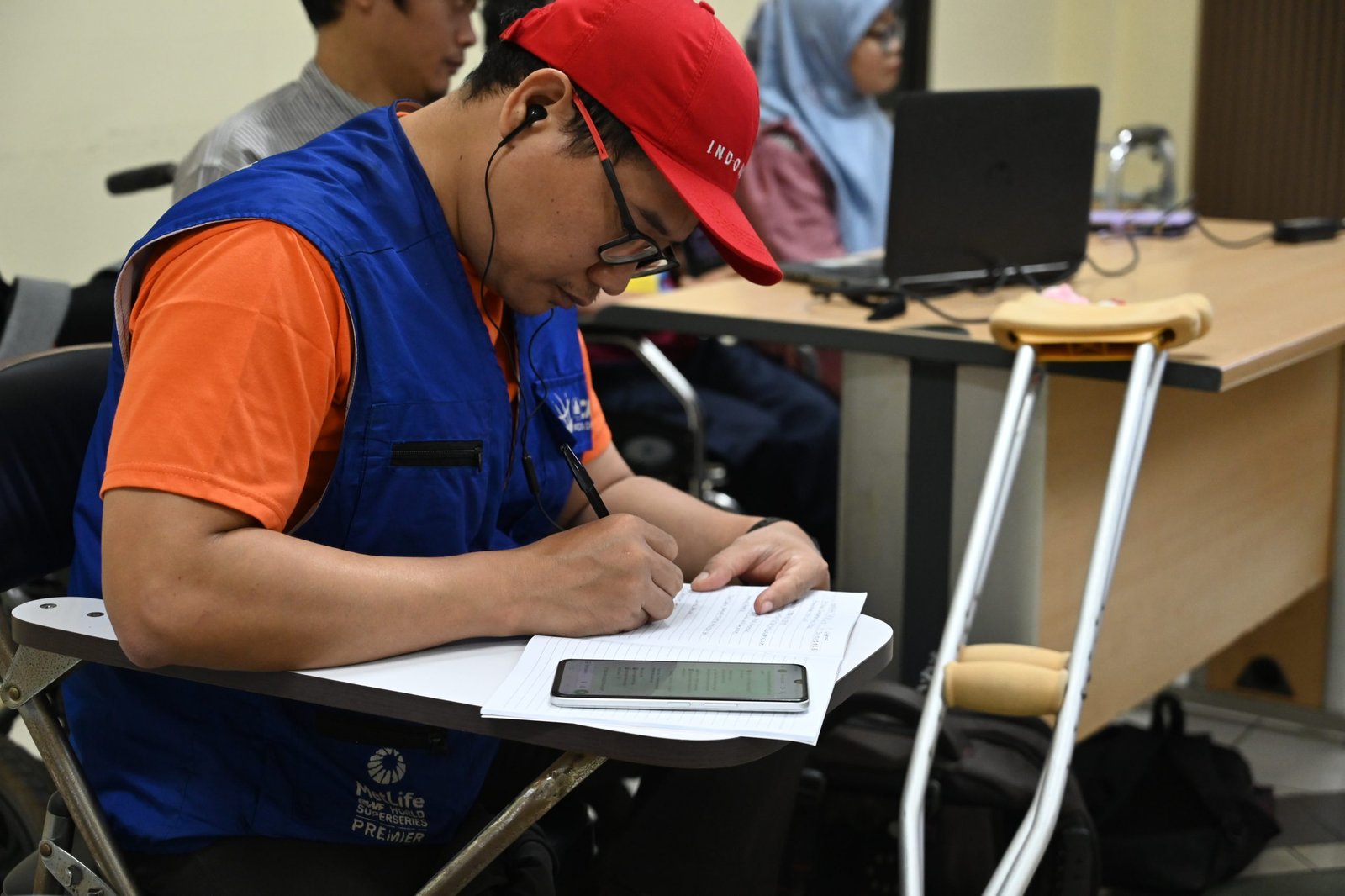 Wiyono Ansil (rompi biru) saat mengikuti pelatihan Digital Selling di Institut Kemandirian - Foto: Istimewa - Siti Halimatussadiah / Iim Institut Kemandirian