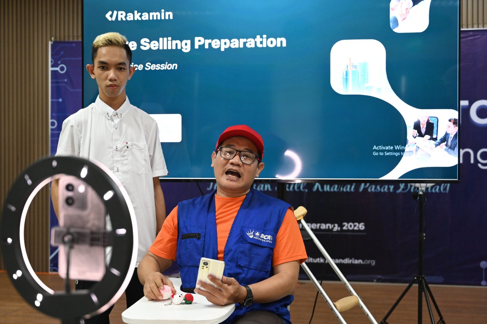 Wiyono Ansil (rompi biru) saat mengikuti pelatihan Digital Selling di Institut Kemandirian - Foto: Istimewa - Siti Halimatussadiah / Iim Institut Kemandirian