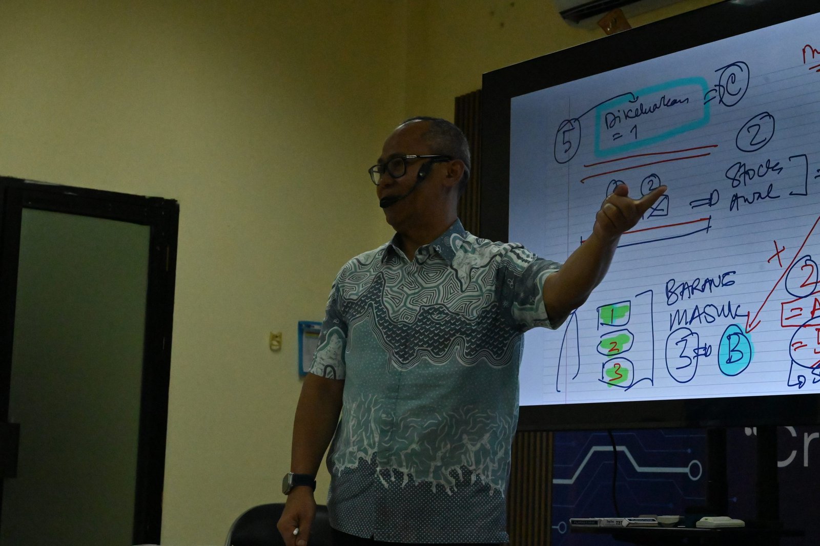 Kegiatan praktik peserta peserta pelatihan crew store, Tangerang, 18 Februari 2026.