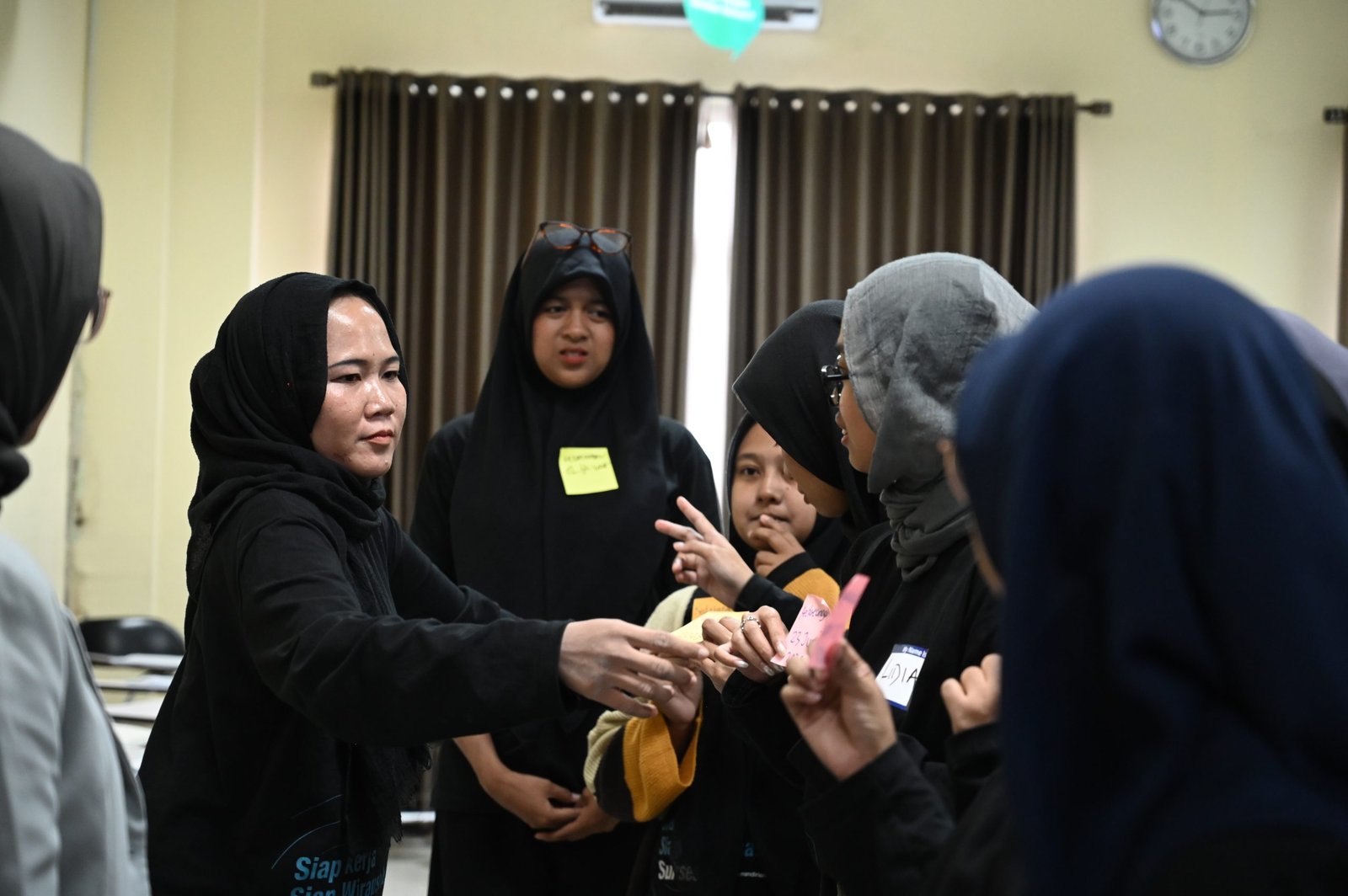 Kegiatan praktik peserta peserta pelatihan crew store, Tangerang, 18 Februari 2026.