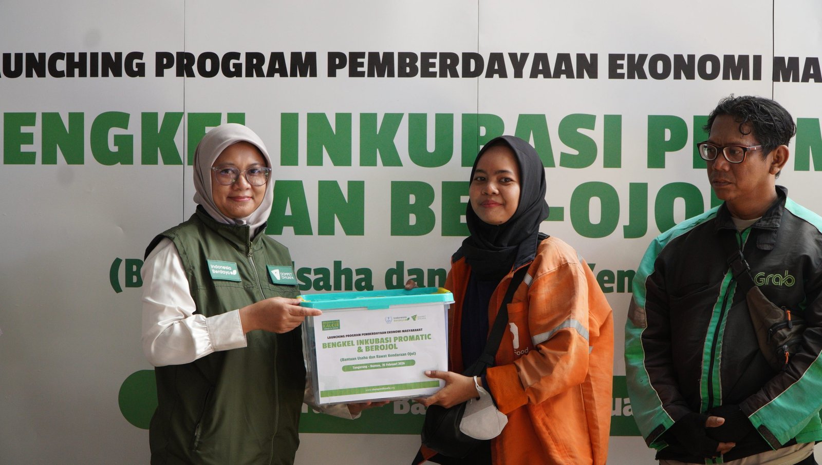 Simbolis penyerahan sembako kepada mitra ojek online dalam launching Bengkel Inkubasi Promatic dan Ber-Ojol, Tangerang, 25 Februari  2026