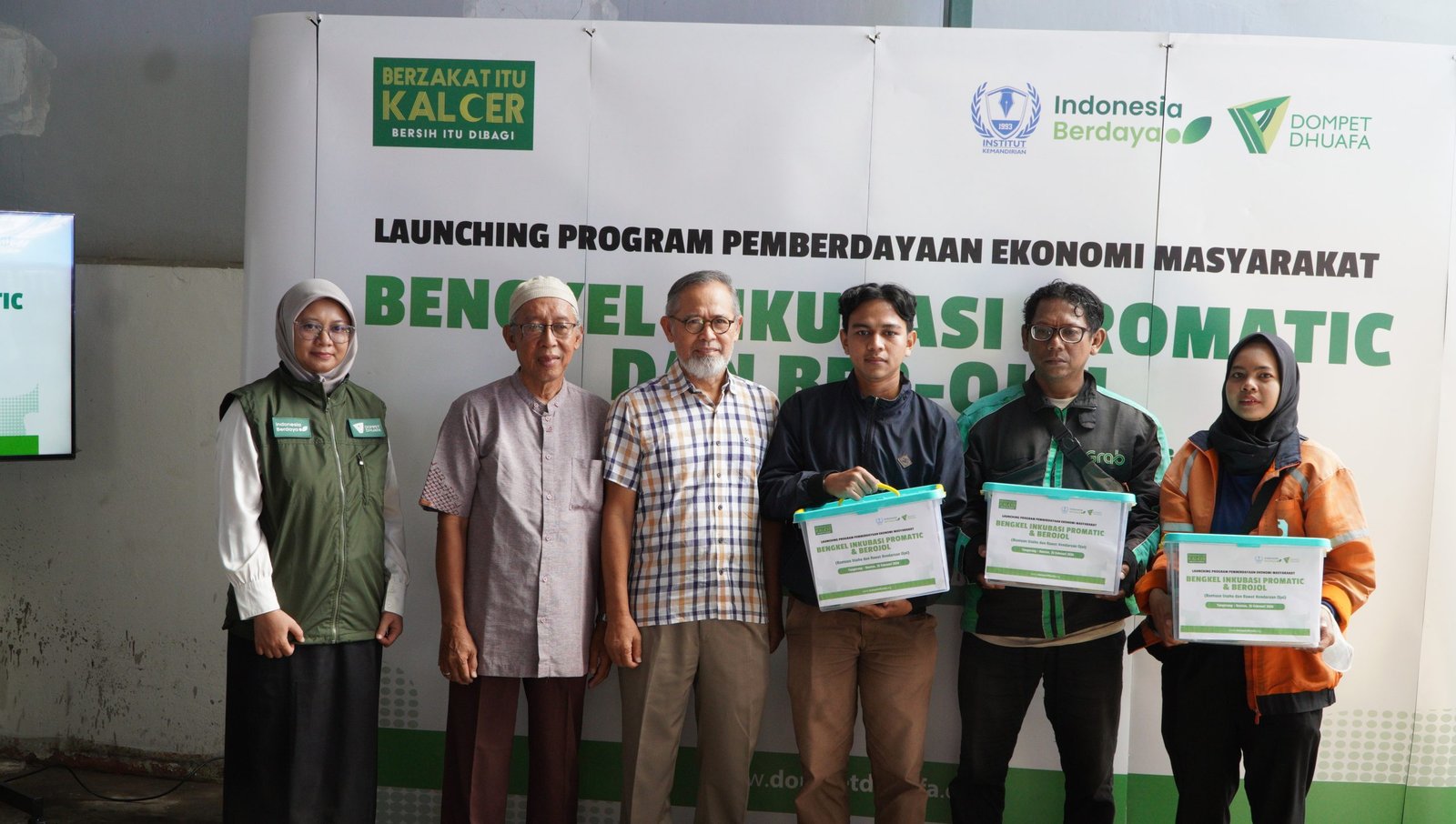 Simbolis penyerahan sembako kepada mitra ojek online dalam launching Bengkel Inkubasi Promatic dan Ber-Ojol, Tangerang, 25 Februari  2026