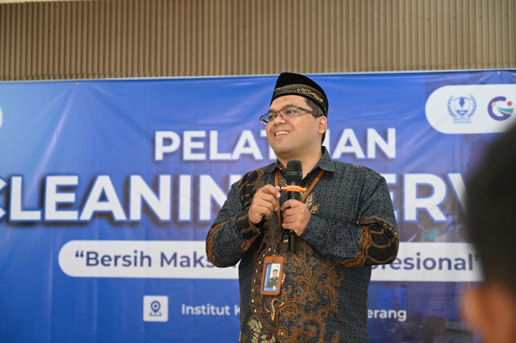 Sambutan Abdurrahman Usman, Direktur Institut Kemandirian dalam pembukaan pelatihan cleaning service, Karawaci, 9 April 2026