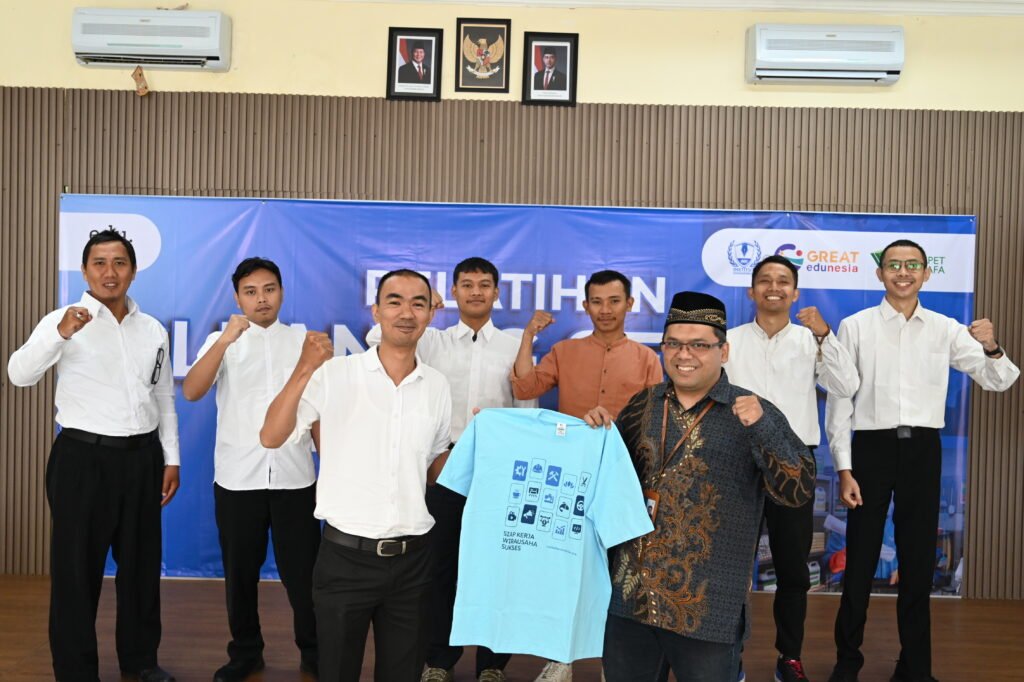 Simbolis penyerahan kaos sebagai penanda dimulainya pelatihan kepada perwakilan peserta pelatihan cleaning service, Karawaci, 9 April 2026.