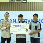 Penyerahan simbolis program pelatihan servis motor gratis Dompet Dhuafa bersama Audy Dental kepada peserta di Institut Kemandirian Karawaci