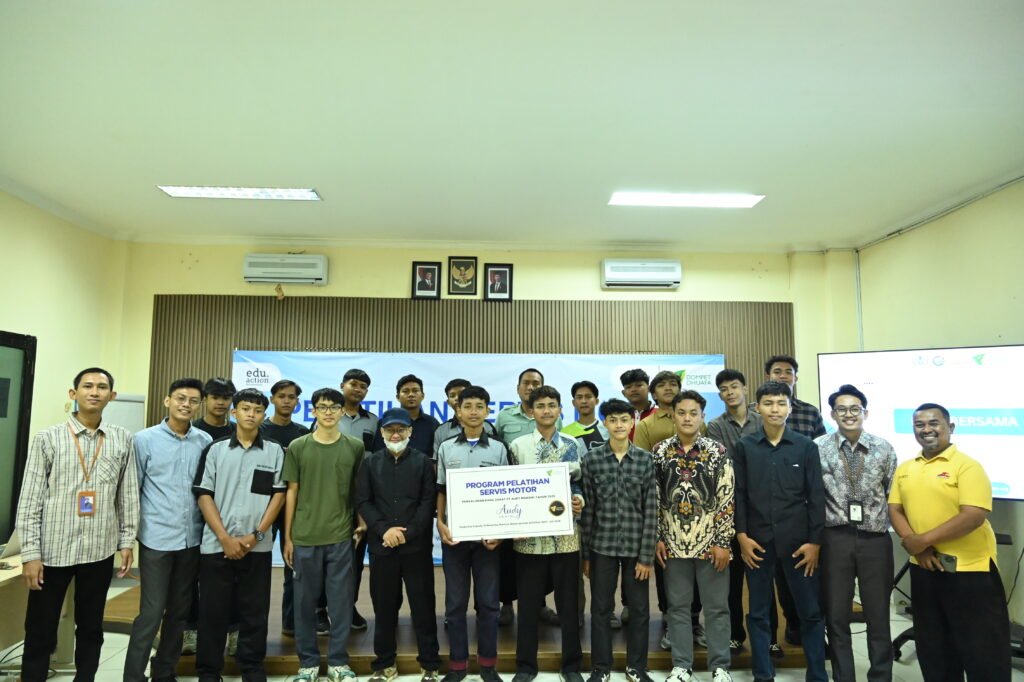 Foto bersama pembukaan Pelatihan Servis Motor Gratis hasil kolaborasi Dompet Dhuafa melalui Institut Kemandirian dan Audy Dental, Karawaci, 22 April 2026.