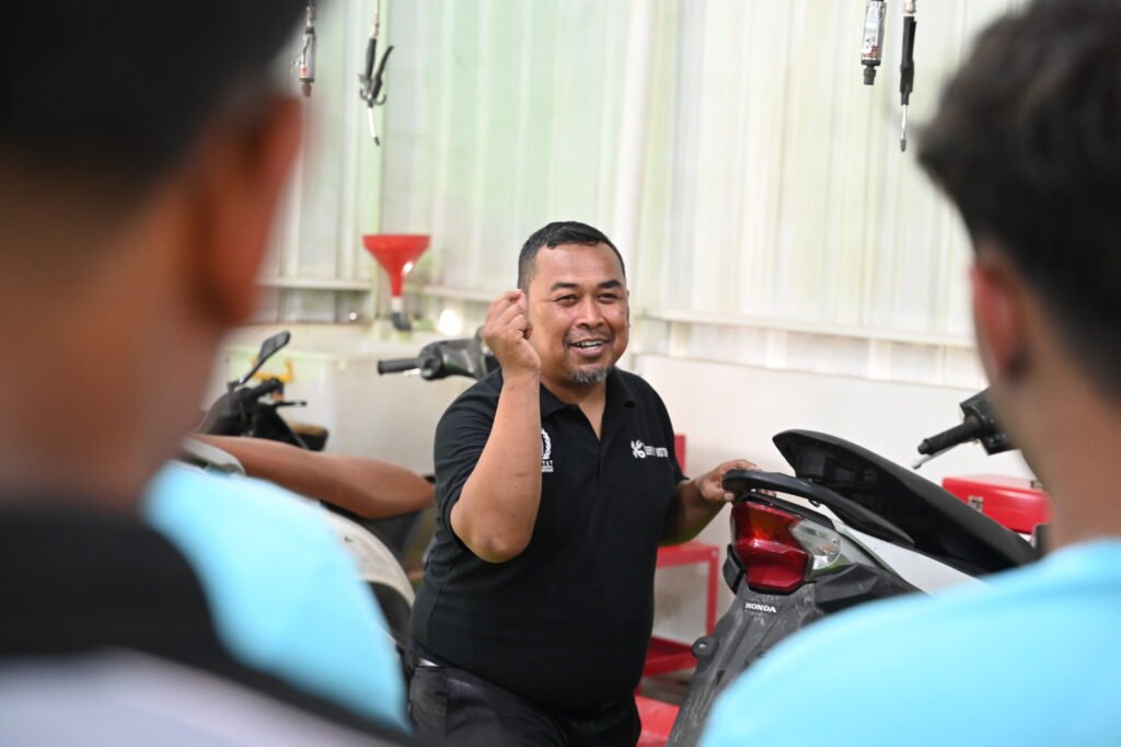 Agus Hikmat, Instruktur Pelatihan Servis Motor Gratis hasil kolaborasi Dompet Dhuafa melalui Institut Kemandirian dan Audy Dental, Karawaci, 22 April 2026.