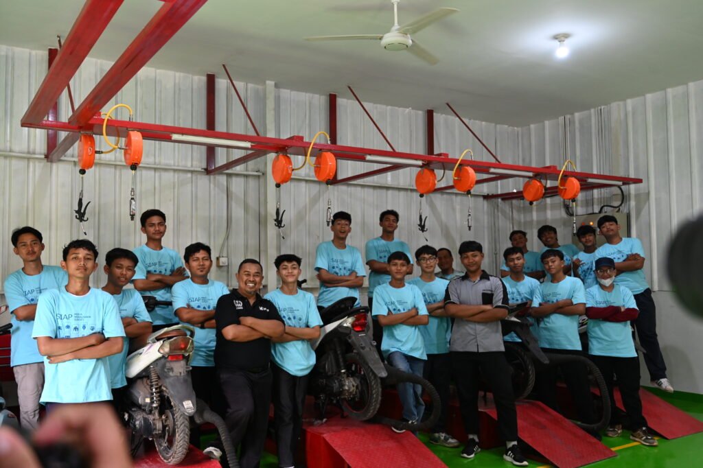 Foto bersama Pelatihan Servis Motor Gratis hasil kolaborasi Dompet Dhuafa melalui Institut Kemandirian dan Audy Dental, Karawaci, 22 April 2026.