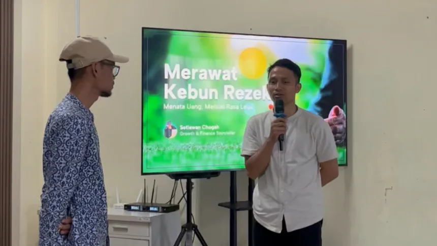 Siswa Institut Kemandirian sedang belajar mengelola penghasilan pertama.