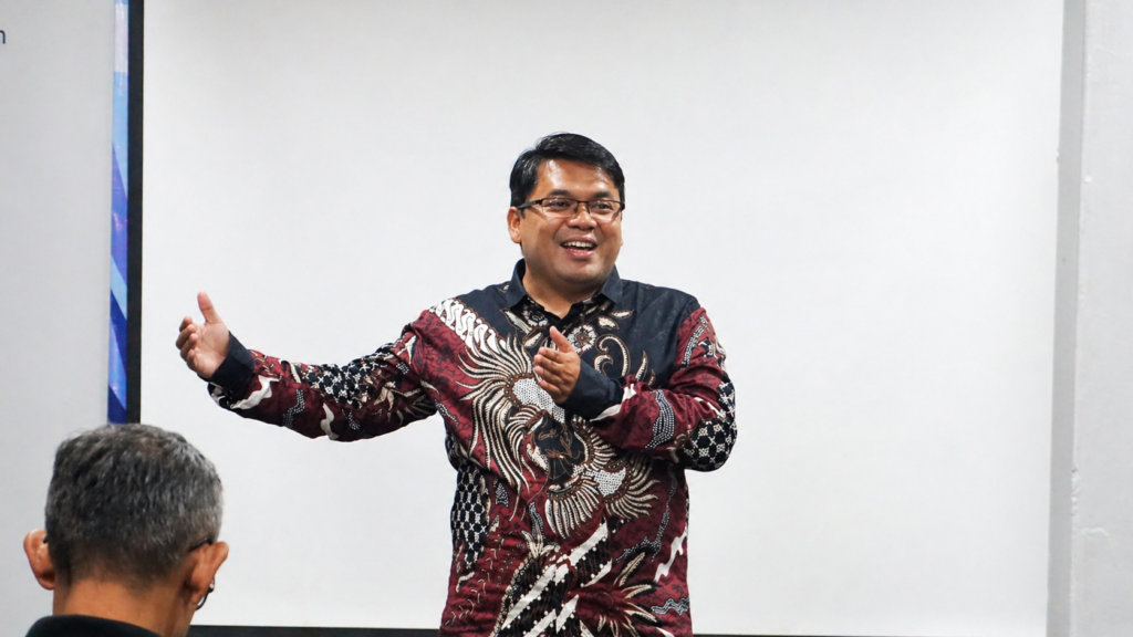 Direktur Institut Kemandirian Abdurrahman Usman memberikan sambutan pada pembukaan pelatihan barber gratis di Yogyakarta