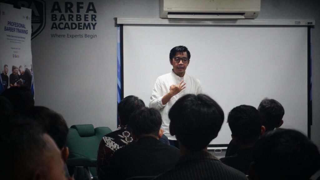 Pimpinan Cabang Dompet Dhuafa Yogyakarta Muhammad Zahron memberikan sambutan pada pelatihan barber gratis di Sleman.
