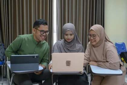 Peserta mengikuti pelatihan Shopee dan TikTok untuk mengembangkan keterampilan digital commerce