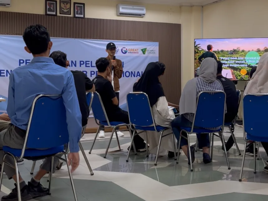 Instruktur Setiawan Chogah memberikan materi literasi finansial Merawat Kebun Rezeki kepada peserta pelatihan Barber, Menjahit, dan Bright Migrant Worker di ruang kelas Institut Kemandirian, Karawaci, Tangerang, dengan presentasi ilustrasi kebun rezeki ditampilkan di layar.