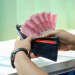 Ilustrasi seseorang merencanakan modal usaha untuk pemula dengan mengembangkan keterampilan, mencari pelanggan, dan mengelola keuangan secara bertahap.