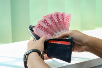 Ilustrasi seseorang merencanakan modal usaha untuk pemula dengan mengembangkan keterampilan, mencari pelanggan, dan mengelola keuangan secara bertahap.