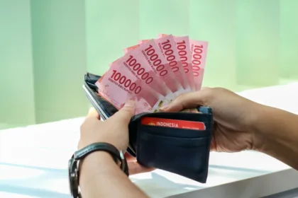 Ilustrasi seseorang merencanakan modal usaha untuk pemula dengan mengembangkan keterampilan, mencari pelanggan, dan mengelola keuangan secara bertahap.
