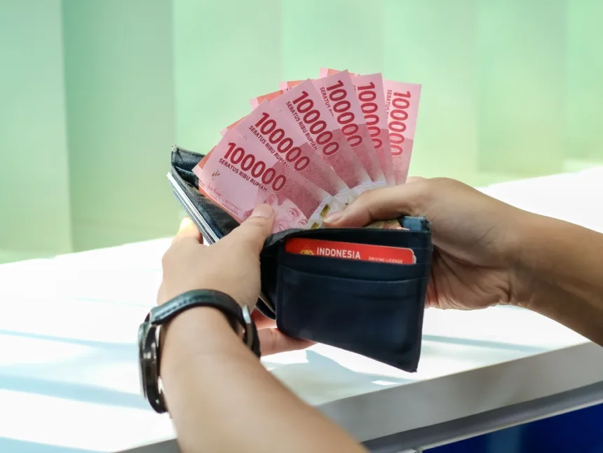 Ilustrasi seseorang merencanakan modal usaha untuk pemula dengan mengembangkan keterampilan, mencari pelanggan, dan mengelola keuangan secara bertahap.