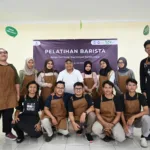 Peserta dan instruktur Pelatihan Barista Institut Kemandirian berfoto bersama setelah sesi pelatihan.