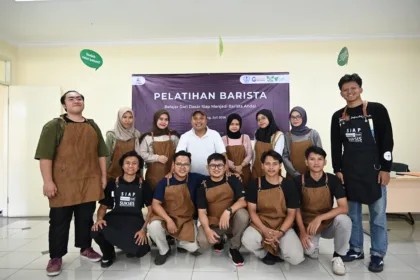 Peserta dan instruktur Pelatihan Barista Institut Kemandirian berfoto bersama setelah sesi pelatihan.