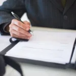 Anak muda sedang menyusun CV menarik di laptop dengan tampilan serius dan percaya diri