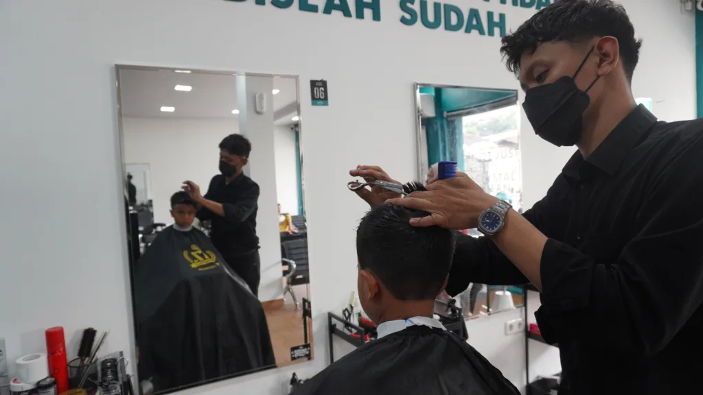Alumni Institut Kemandirian bekerja sebagai barber profesional