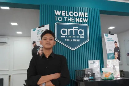 Supra Setio alumni Institut Kemandirian mengikuti pelatihan barber