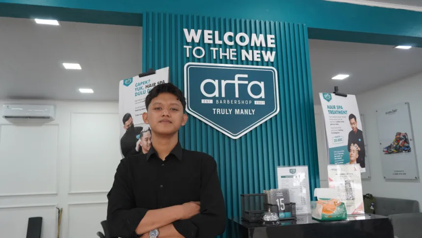 Supra Setio alumni Institut Kemandirian mengikuti pelatihan barber