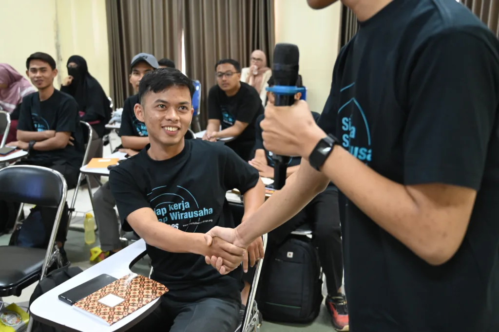 Presentasi strategi media sosial peserta Institut Kemandirian
