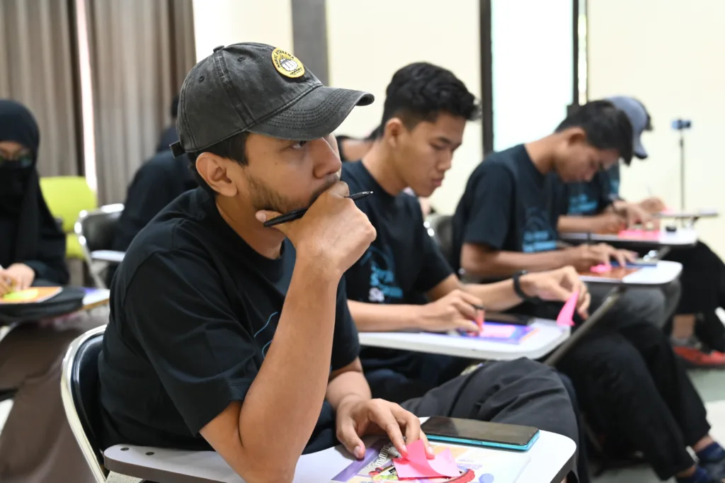 Peserta Pelatihan Social Media Specialist sedang belajar