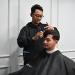 Peserta pelatihan barber sedang mempraktikkan teknik penataan rambut
