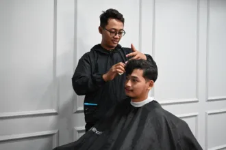 Peserta pelatihan barber sedang mempraktikkan teknik penataan rambut