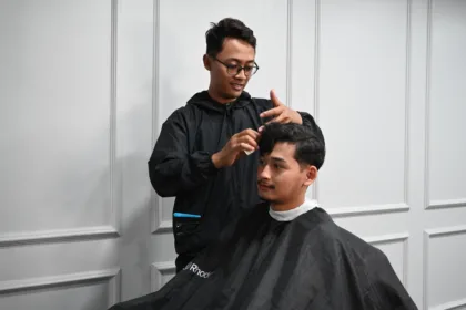 Peserta pelatihan barber sedang mempraktikkan teknik penataan rambut