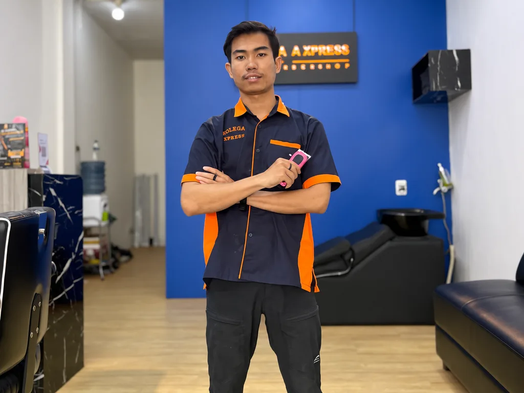 Ipan bekerja sebagai barber di Kolega Kronjo Tangerang