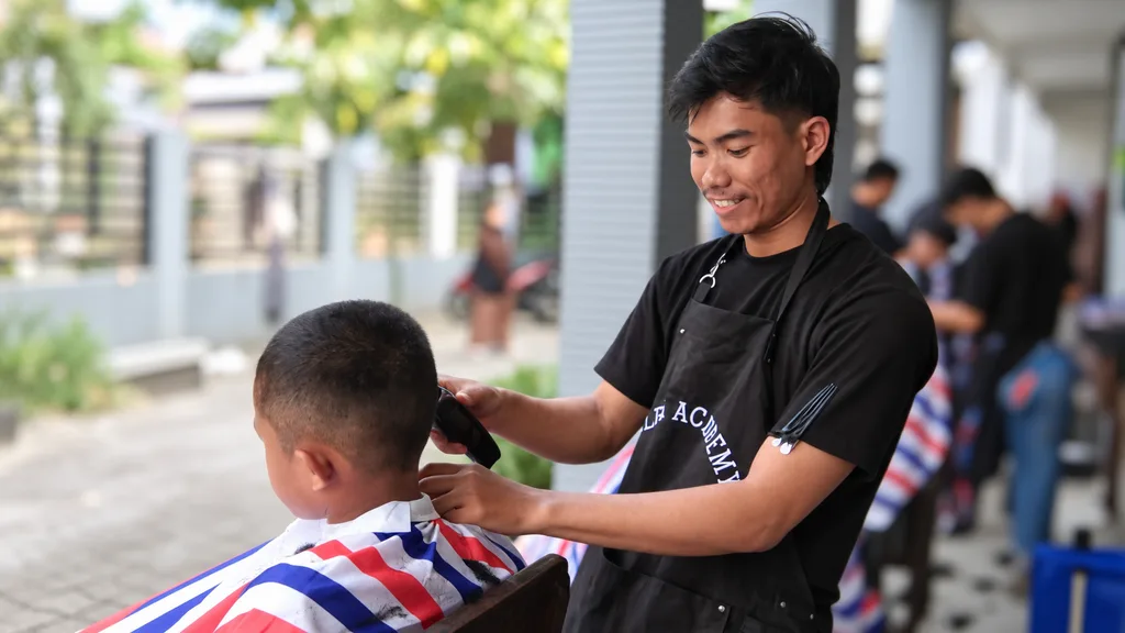 Ipan mengikuti pelatihan pangkas rambut Institut Kemandirian