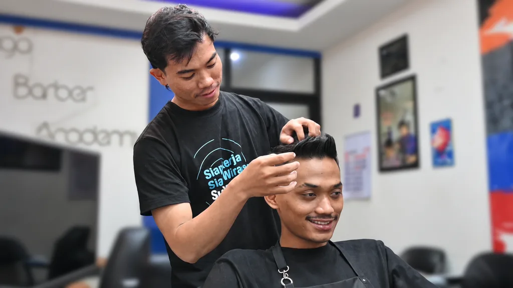 Ipan berlatih keterampilan pangkas rambut di Institut Kemandirian