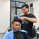 Ipan berlatih keterampilan pangkas rambut di Institut Kemandirian