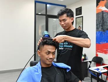 Ipan berlatih keterampilan pangkas rambut di Institut Kemandirian