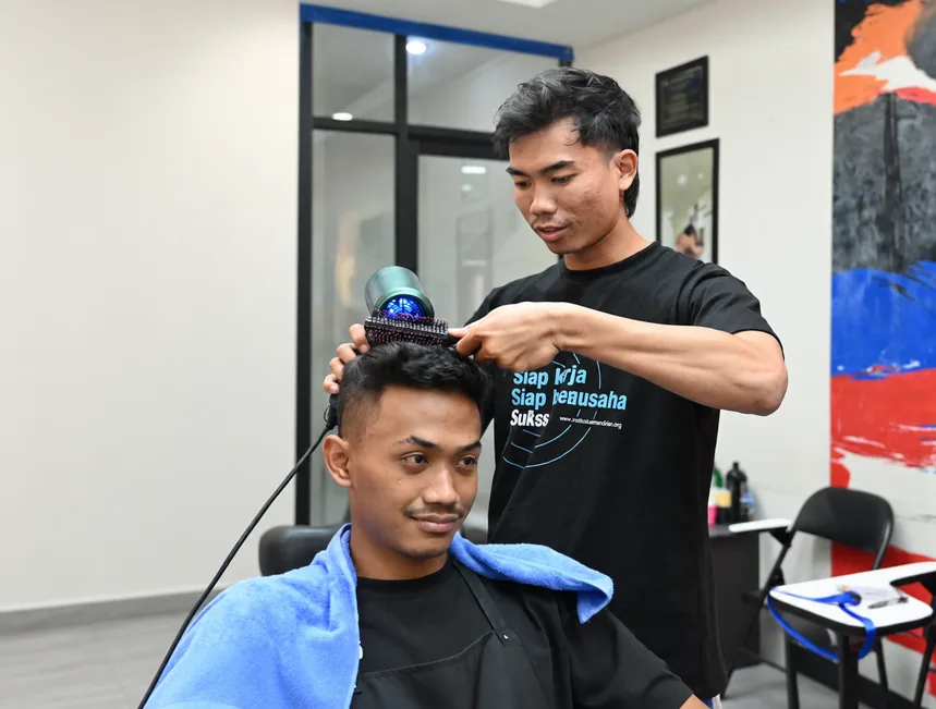 Ipan berlatih keterampilan pangkas rambut di Institut Kemandirian