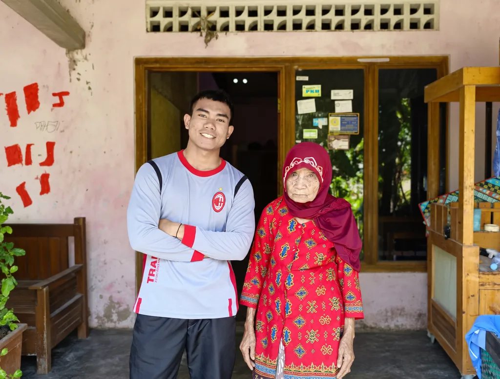 Ipan bersama nenek yang menjadi salah satu sumber motivasi dalam perjalanan hidupnya