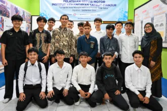 Peserta Pelatihan Servis Motor Institut Kemandirian Satelit Cianjur berfoto bersama