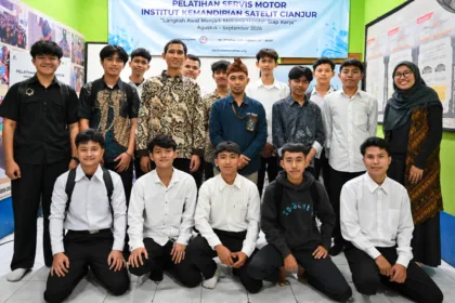Peserta Pelatihan Servis Motor Institut Kemandirian Satelit Cianjur berfoto bersama
