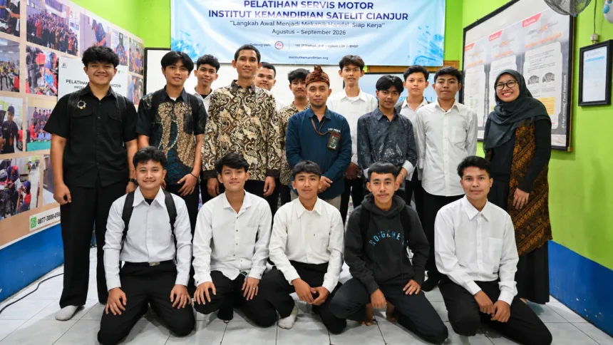 Peserta Pelatihan Servis Motor Institut Kemandirian Satelit Cianjur berfoto bersama
