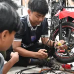 Peserta pelatihan servis motor melakukan praktik kelistrikan sepeda motor