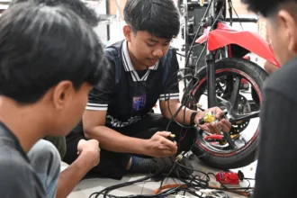 Peserta pelatihan servis motor melakukan praktik kelistrikan sepeda motor
