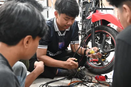Peserta pelatihan servis motor melakukan praktik kelistrikan sepeda motor