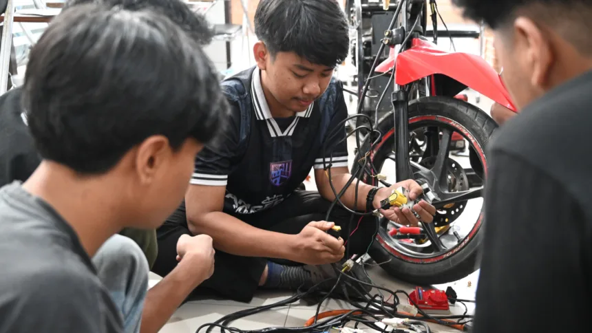 Peserta pelatihan servis motor melakukan praktik kelistrikan sepeda motor