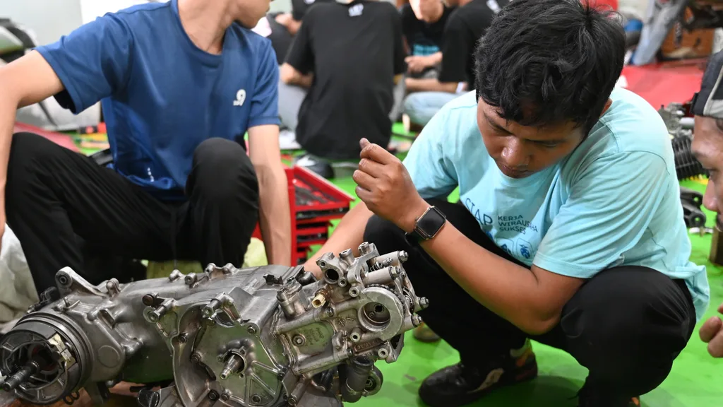 Praktik servis motor Institut Kemandirian
