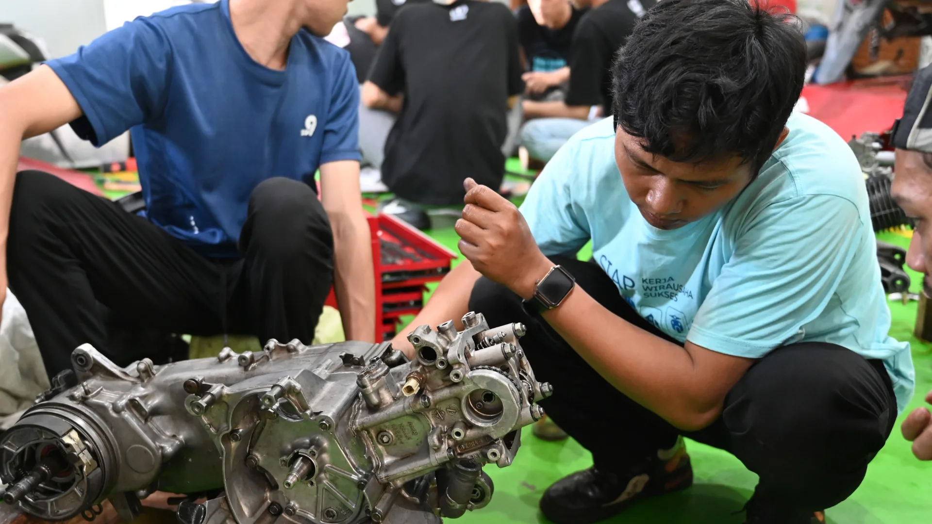 Praktik servis motor Institut Kemandirian